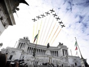 Пилоти "разстилат" над  Олтара на Отечеството в Рим националния трикольор по случай празника на армията