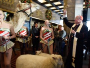 Благословия от архиепископа на Ню Йорк за камили и овце преди репетицията им за коледно шоу в Радио Сити Мюзик хол