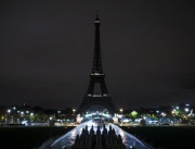 Айфеловата кула потъна в мрак след трагедията в Париж