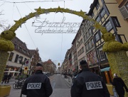 Полицейската охрана е неизменна част от традиционния коледен базар край катедралата в Страсбург