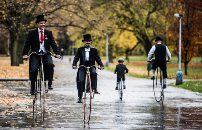 Носталгия по някогашните костюми и велосипеди в Летния парк на Прага