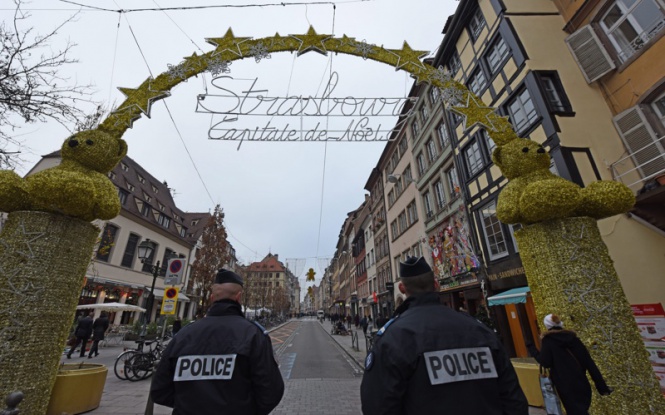 Полицейската охрана е неизменна част от традиционния коледен базар край катедралата в Страсбург