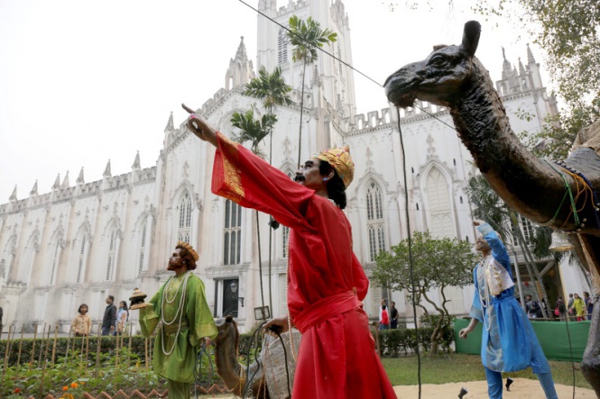 Индийска Коледа: мъдреците от Изток пред катедралата "Св. Павел" в Калкута
