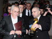 Боби Ваклинов, репортер на ''Господари на ефира'', връчва ''Златен скункс'' на отстранения председател на ДПС - Лютви Местан.