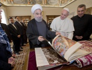 Иранският президент Хасан Рухани разменя подаръци с папа Франциск по време на частна аудиенция във Ватикана