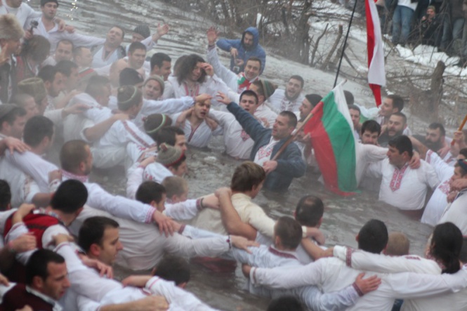 Мъжкото хоро в Калофер влезе в студените води на река Тунджа, водено от кмета на града Румен Стоянов
