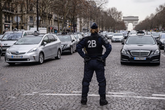 Протестът на такситата на ''Юбер'' предизвикаха огромни задръствания във френската столица Париж.