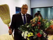 Благодарните чистачки от летище София въоръжиха Борисов с метла срещу корупцията