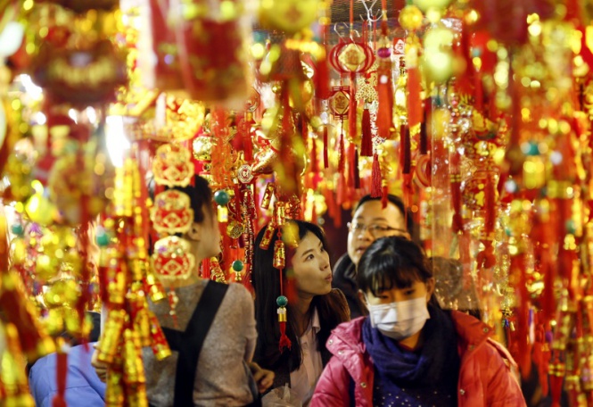 Тайванци се подготвят за китайската лунна нова година като купуват цветни орнаменти и сладкиши.