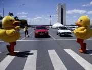Протестиращи срещу икономическата политика в Бразилия облякоха патешки костюми. Федерацията на индустриите в Сао Пауло поиска оставката на Дилма Русев, както и процес срещу нея.
