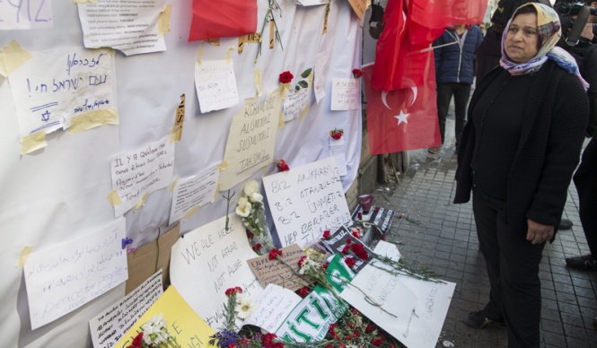 Хора поставят цветя и послания за мир на булевард Истиклял в Истанбул след поредния кървав атентат в южната ни съседка.