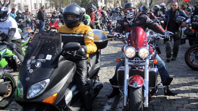 Хиляди яхнаха мотоциклети и скутери, за да се включат в най-голямото в България групово каране на мотори с призива да открият  безавариен мотосезон 2016