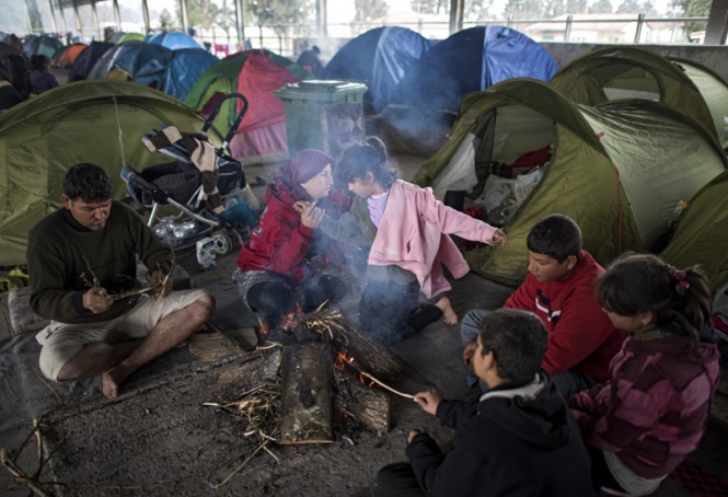 Бежанци в лагера край Идомени, близо до македонско-гръцката граница. Повече от 10 000 души чакат да получат достъп до ЕС.