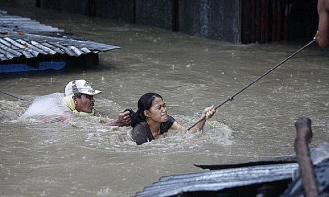 Наводнения във Филипините, при които загинаха 5 души. Над 24 хиляди са евакуирани в училища и правителствени сгради.