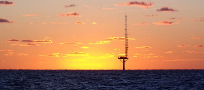 Изследователската платформа FINO3 в Северно море, Германия. Провеждат се множество изследвания от борда на платформата за изграждането и по-добрата експлоатация на вятърни турбини.