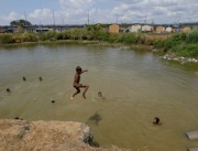 Публикувано във факти.бг: Деца се къпят в силно замърсено езеро край градчето Панди