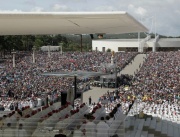 Хиляди се стекоха на площада пред светилището на Фатима, за да чуят речта на папа Франциск.