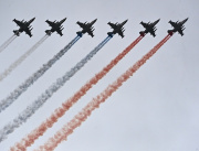 Шест изтребителя Су-25 от най-ново поколение оцветиха небето над Кремъл в цветовете на руското знаме по случай 9 Май - Деня на победата на Русия над нацизма. Снимка: РИА