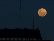 Огромна "студена" луна изгря над Буенос Айрес