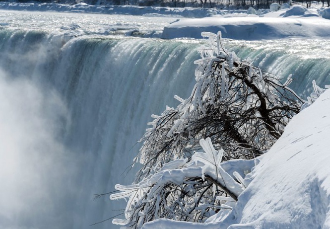 Божествена гледка: Ниагарският водопад замръзна...