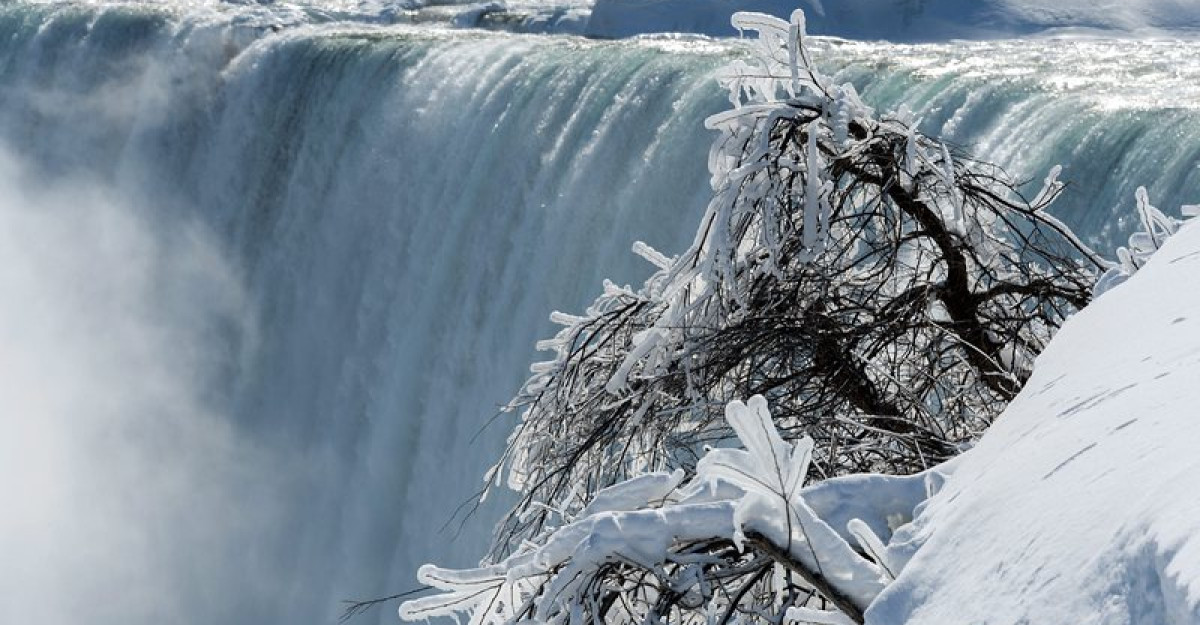 Божествена гледка: Ниагарският водопад замръзна...
