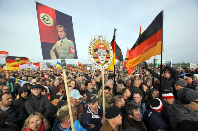 Десетки хиляди души на антиислямски митинг в Дрезден