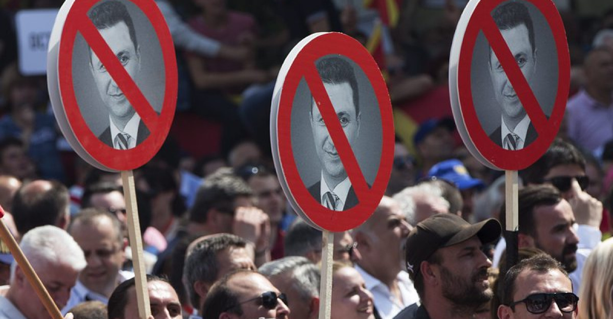 Македонци и албанци поискаха оставка на Груевски