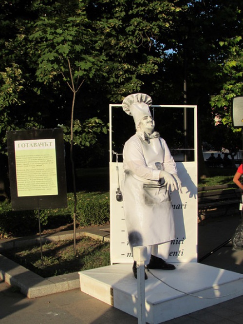 "Живи статуи" от Букурещ забавляват Русе