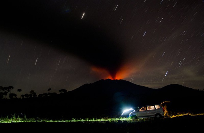 Хаос на остров Ява заради вулкана "Раунг"