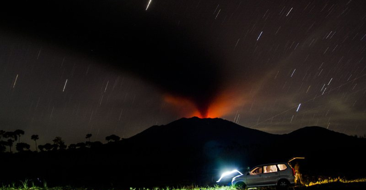 Хаос на остров Ява заради вулкана "Раунг"