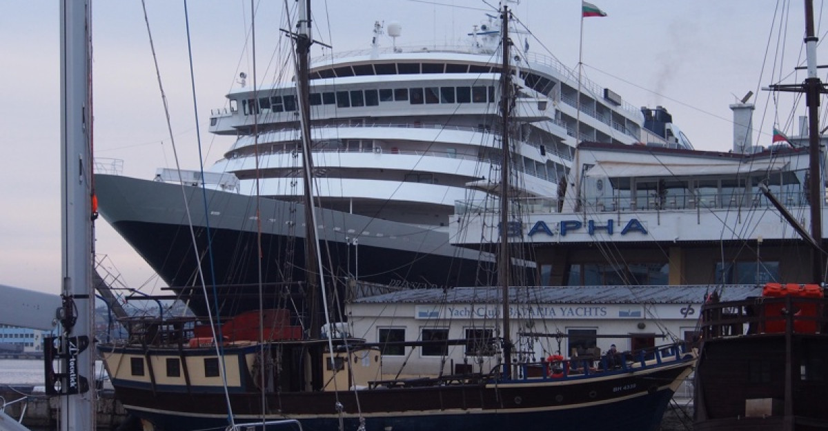 Кораб гигант закрива круизния сезон във Варна
