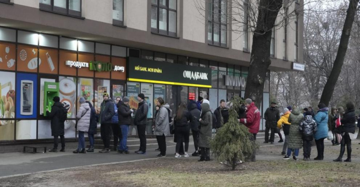 В Украйна: Опашки пред банкоматите, бензиностанциите и магазините